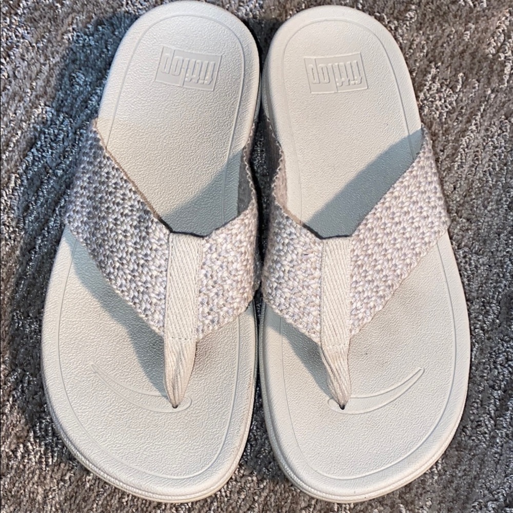 Fitflop White Sandals with Cushioned Footbed and Minimalist Design. Minimal wear